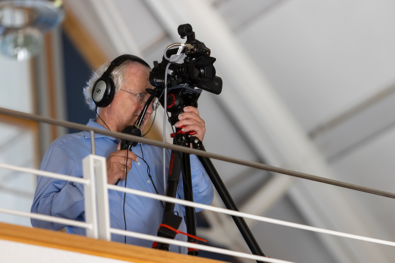 Noch einer, dem nichts entging: Reinhold Mall hat die Veranstaltung im Auftrag des Förderkreises filmisch dokumentiert.