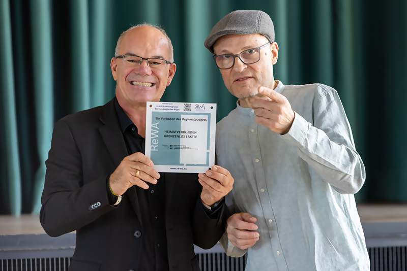 Bernd Kaufmann überreicht Martin Wolf die Medaille der Regionalförderung
