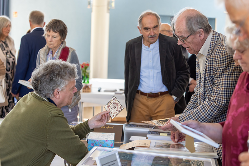 In der Kaffeepause lebhaftes Interesse am Büchertisch