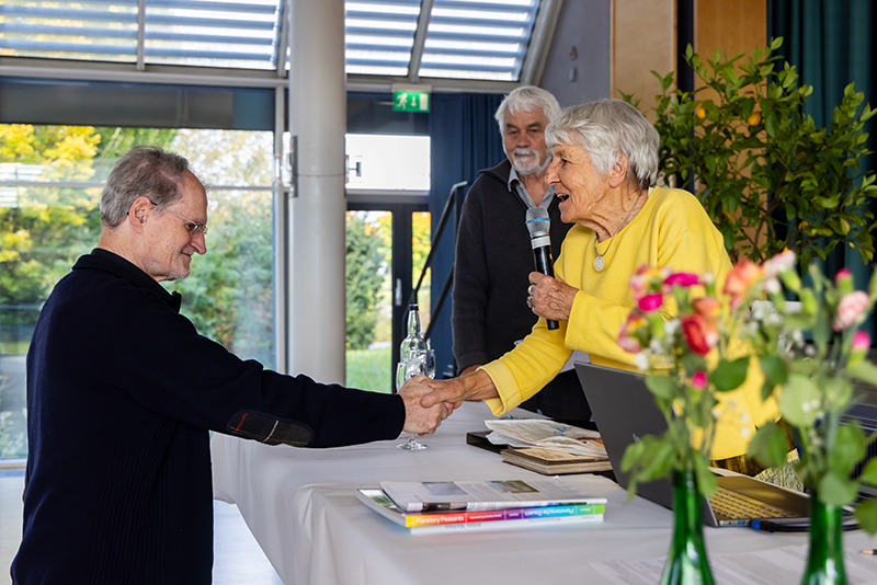 Dr. Manfred Bosch erhält für seine Verdienste um das literarische Werk von Sepp Mahler und als persönlichen Dank von Adelgund Mahler eine kunstvoll zusammengebundene Sammlung von Dokumenten aus den letzten Jahrzehnten.