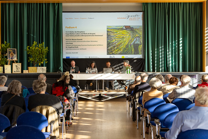 Das letzte Podium des Symposiums beschäftige sich mit der für Oberschwaben geplanten Biosphäre, gut 24 Stunden, bevor der Gemeinderat von Bad Wurzach für den Ausstige aus diesem Projekt stimme wird.